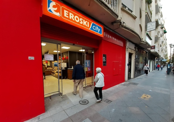 Eroski inaugura dos nuevos centros franquiciados, en  Granada y Navarra